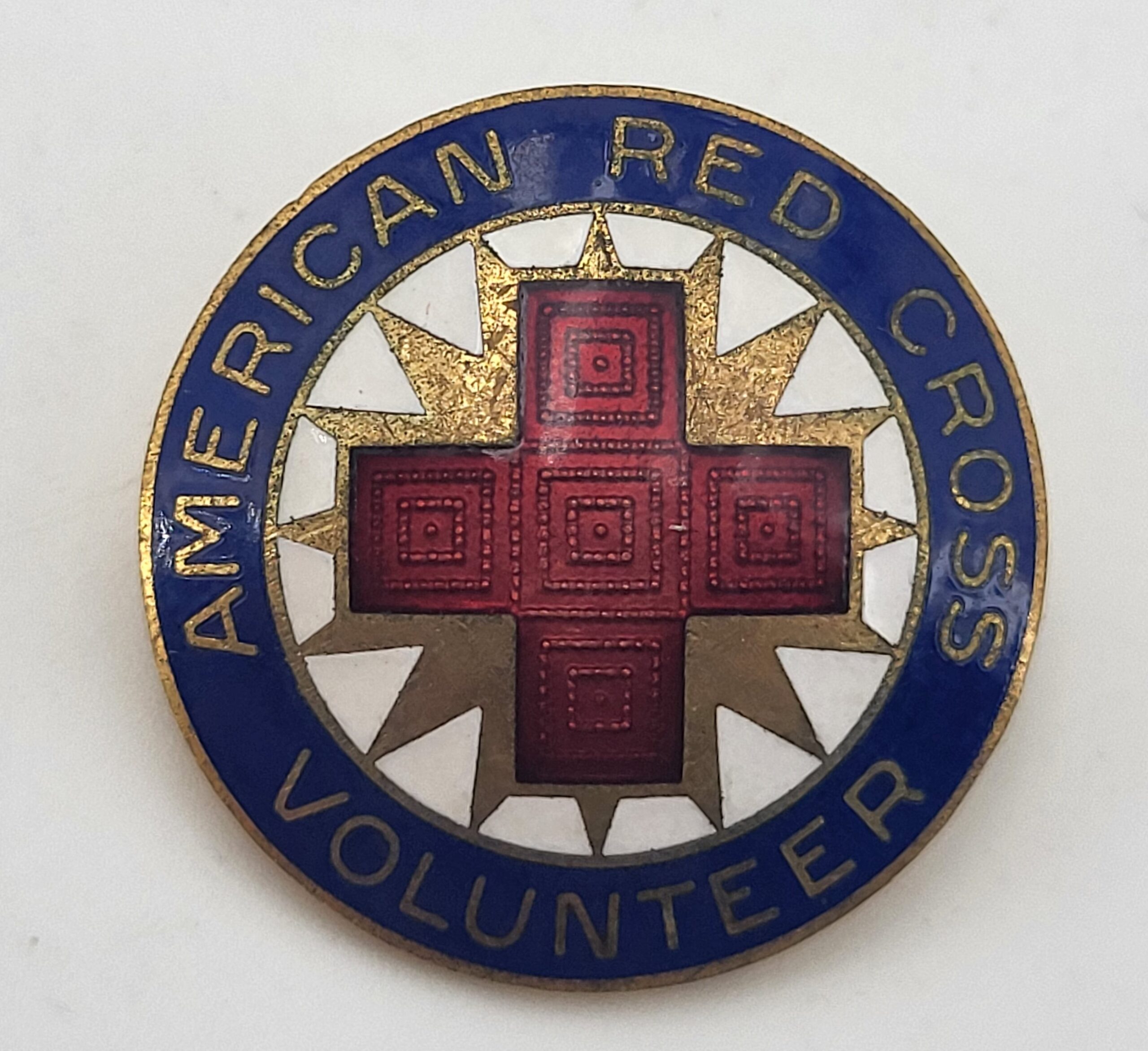 Pin's Vintage Croix-Rouge Américaine WWII 1944 - Émail Rouge, Ton Or - Signé - Insigne Historique